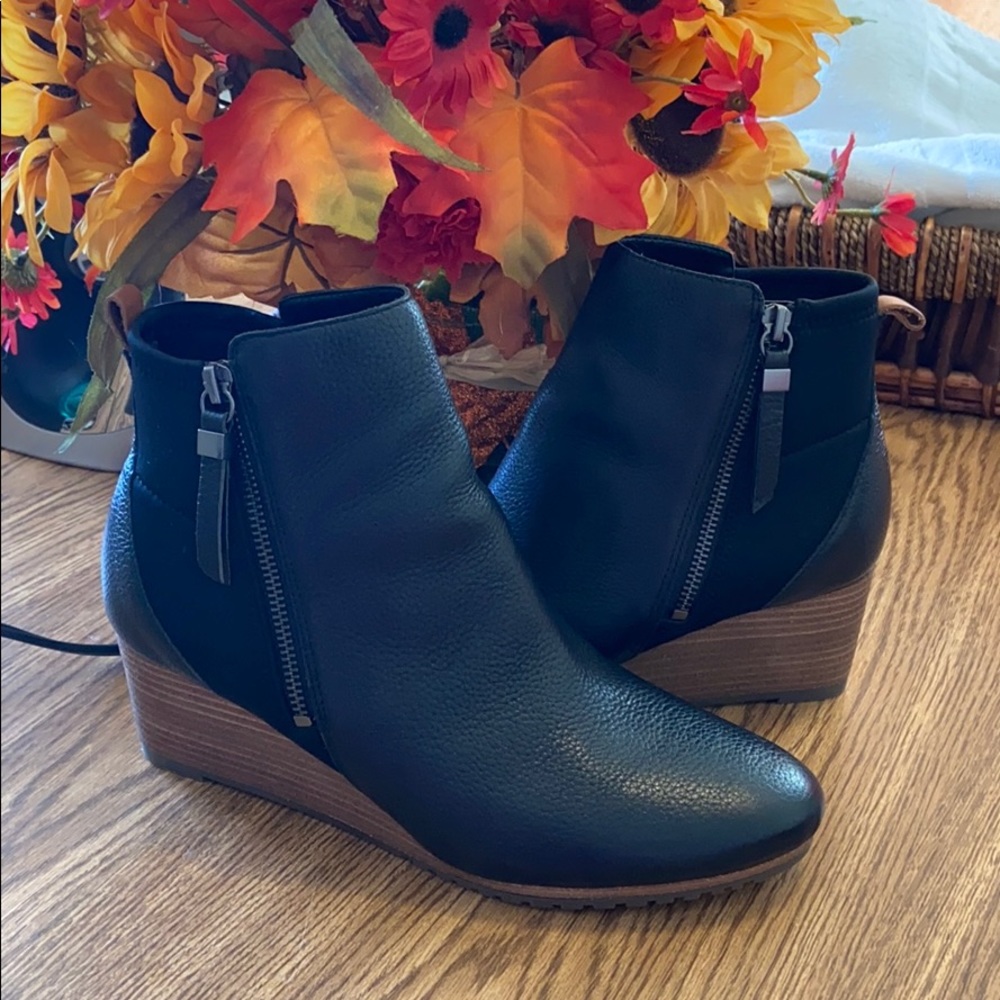NWOT Dr. Scholls wedge boots